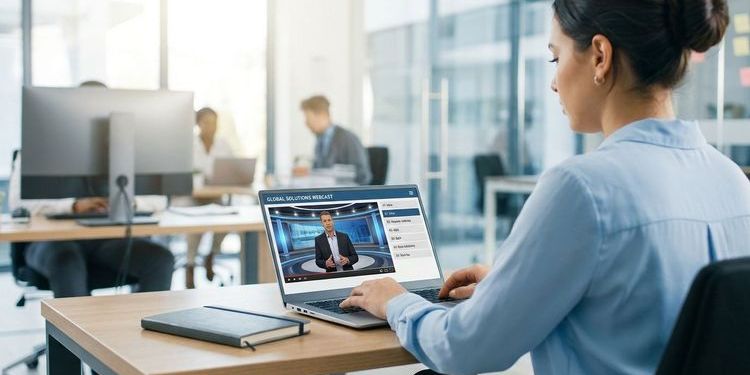 Employee onboarding with webcast and video: how to scale knowledge across your organisation